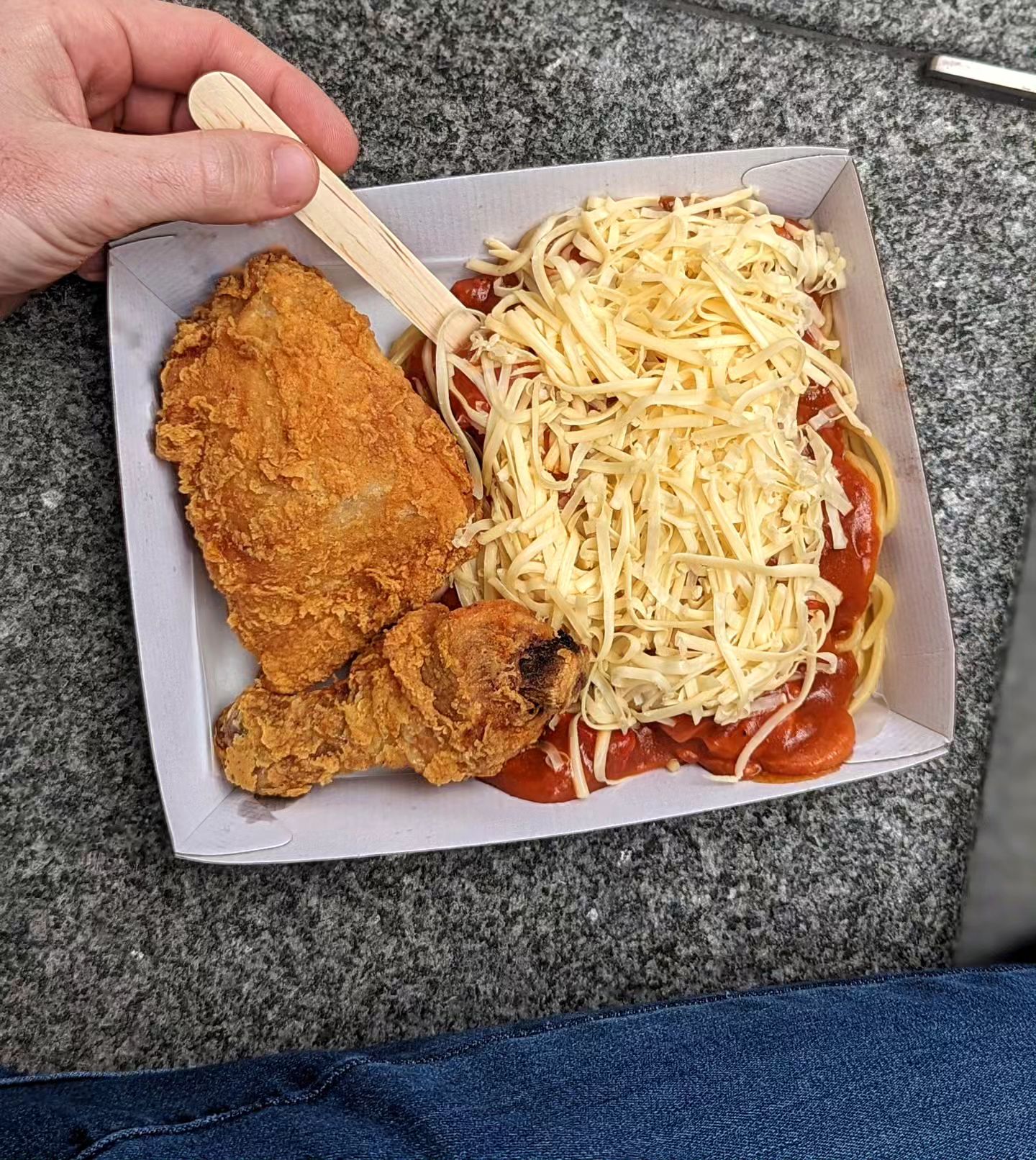 sweet spaghetti with fried chicken